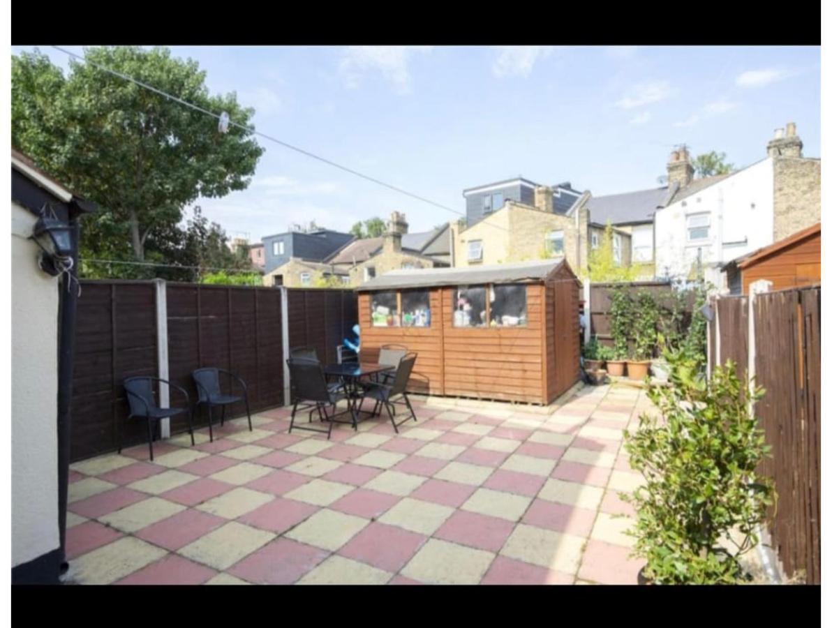 The Leyton Oasis Hotel Londra Exterior foto